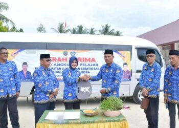 Kembali Bupati Laura Serahkan Bus Angkutan Pelajar di UPTD Kecamatan Sebatik