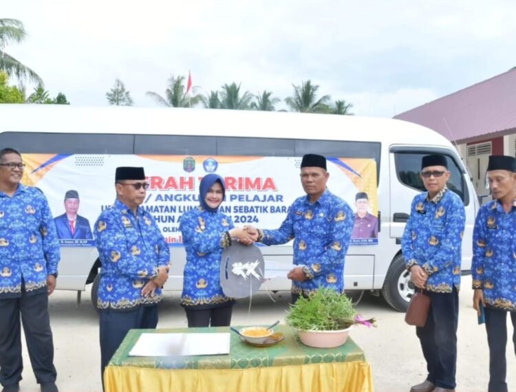 Kembali Bupati Laura Serahkan Bus Angkutan Pelajar di UPTD Kecamatan Sebatik