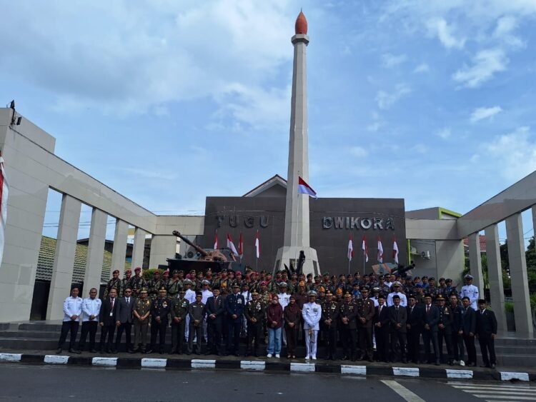 Danlanal Pimpin Upacara HUT TNI ke-79 di Tugu Dwikora Nunukan