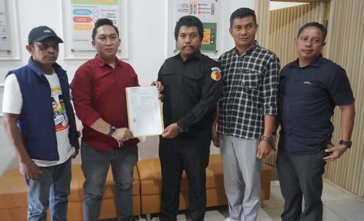 Relawan KHARISMA Laporkan 2 Pemilik Akun Sosmed  ke Bawaslu, Diduga Sebar Konten Black Campaign