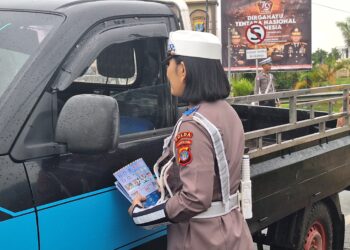 Personel Ditlantas Polda Kaltara membagian Leaflet Kepada Para Pengendara di Jalan Raya