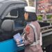 Personel Ditlantas Polda Kaltara membagian Leaflet Kepada Para Pengendara di Jalan Raya