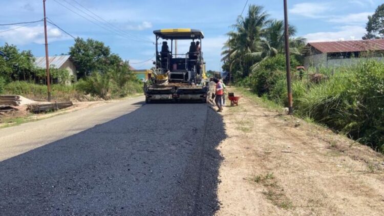 Diusulkan Gubernur ke Pusat, Jalan Desa Wonomulyo menuju Desa Sajau Pura Akhirnya Diaspal