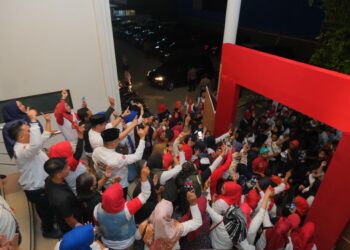 Ribuan Pendukung Kharisma Datang di Lokasi Debat Kedua