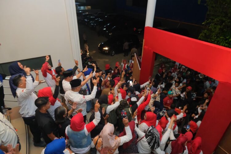 Ribuan Pendukung Kharisma Datang di Lokasi Debat Kedua