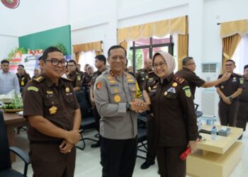 Kapolda Kaltara bersama PJU Polda Kaltara Berikan Surprise dan Ucapan Selamat atas Kenaikan Pangkat kepada Kajati Provinsi Kaltara