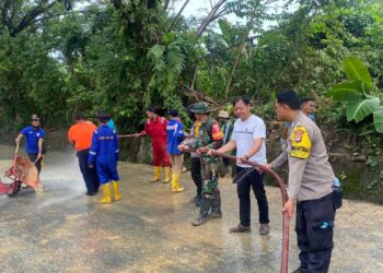 Penangan Cepat Jalan Longsor, Personil Polsek Tarakan Timur Lakukan Kerja bakti
