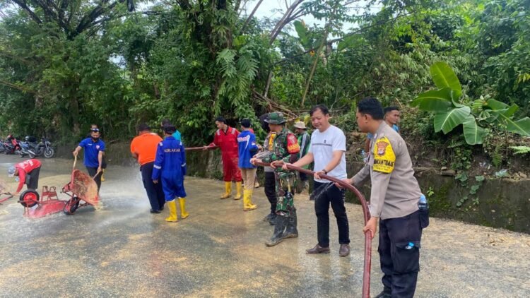 Penangan Cepat Jalan Longsor, Personil Polsek Tarakan Timur Lakukan Kerja bakti