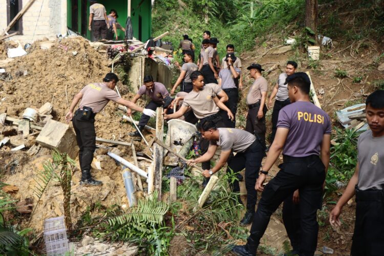 Hadir Ditengah Masyarakat, PolresTarakan Lakukan Kerja Bakti di Lokasi Tanah longsor