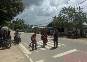 Beri Rasa Aman dan Nyaman, Personel Ditsamapta Polda Kaltara Bantu Anak Sekolah di SDN 020 Tanjung Selor Menyebrang Jalan
