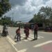 Beri Rasa Aman dan Nyaman, Personel Ditsamapta Polda Kaltara Bantu Anak Sekolah di SDN 020 Tanjung Selor Menyebrang Jalan