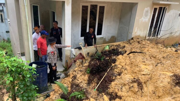 Respons Cepat Dansat Brimob Kaltara Hadapi Tanah Longsor yang Mengisolasi Warga di Kota Tarakan