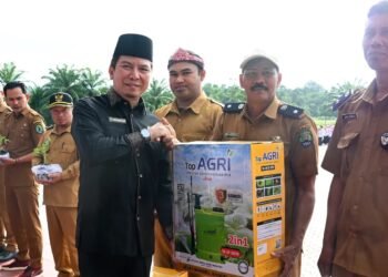 Menghadiri Upacara Peringatan Hari Desa Nasional Tahun 2025, Ketua DPRD Kaltara Turut Menyerahkan Bibit Tanaman Dan Alat Pertanian