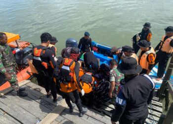 Temukan 1 Korban, Brimob Kaltara Bersama Tim SAR Gabungan Terus Lakukan Pencarian Di Perairan Nunukan