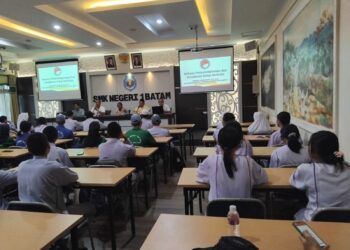 Ditnarkoba Polda Kepri Masuk SMKN I Batam Bersama JMSI Berikan Pencerahan ke Pelajar