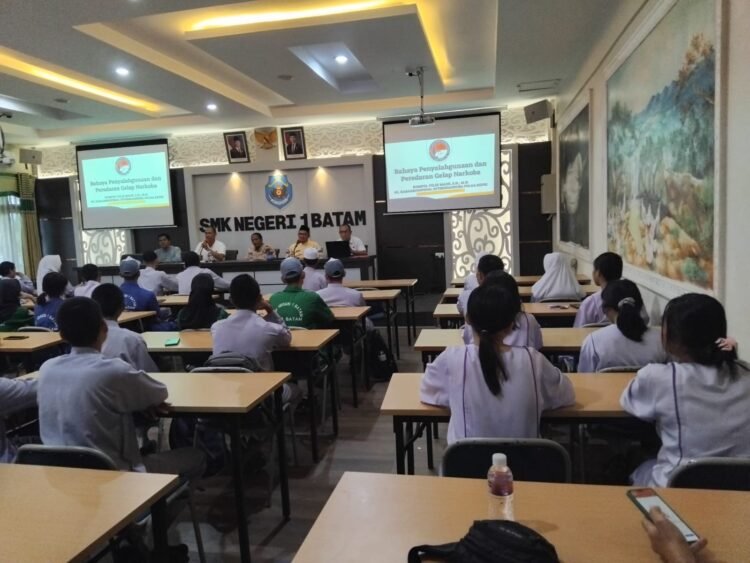 Ditnarkoba Polda Kepri Masuk SMKN I Batam Bersama JMSI Berikan Pencerahan ke Pelajar