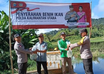 Kapolda Kaltara Penuhi Harapan Kelompok Tani, Salurkan Bantuan Benih Ikan Nila dan Lele di Desa Long Ampung dan Metulang