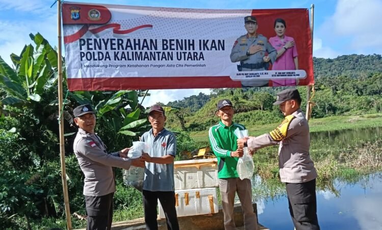 Kapolda Kaltara Penuhi Harapan Kelompok Tani, Salurkan Bantuan Benih Ikan Nila dan Lele di Desa Long Ampung dan Metulang