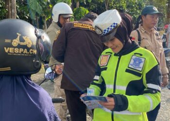 Personel Ops Keselamatan Kayan 2025 Melaksanakan Kegiatan Penindakan Pelanggaran Lalu Lintas