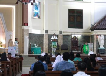 Personel Katolik Polda Kaltara Ambil Bagian Dalam Ibadah Rutin di Gereja Katedral Santa Maria Tanjung Selor