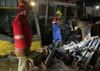 Roda Excavator Amfibi terbakar, Warga Jalan Kusuma Bangsa Panik