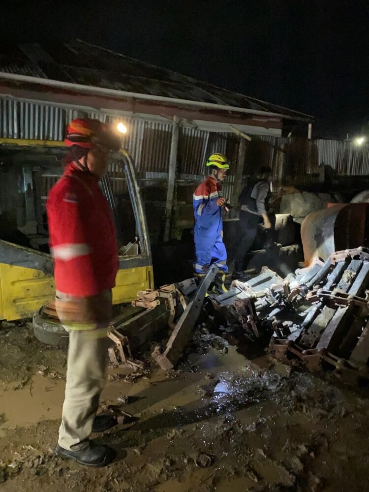 Roda Excavator Amfibi terbakar, Warga Jalan Kusuma Bangsa Panik