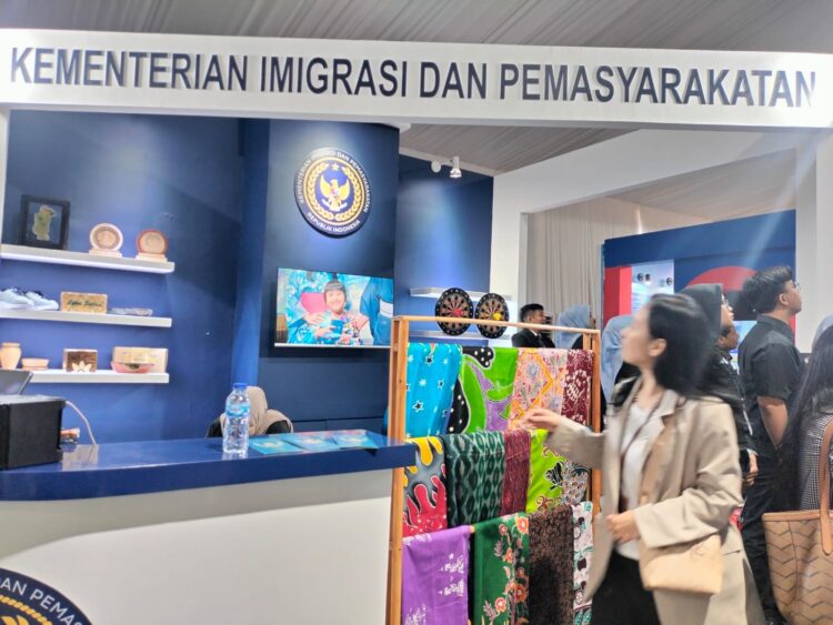 Batik Karya Narapidana Lapas Tarakan Laku Terjual pada Pemeran Kampung Hukum 2025