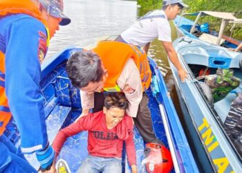 Kapal Patroli SBU 2025 Milik Ditpolairud Polda Kaktara Melakukan Penyelamatan Korban Laka Laut di Parairan Nunukan