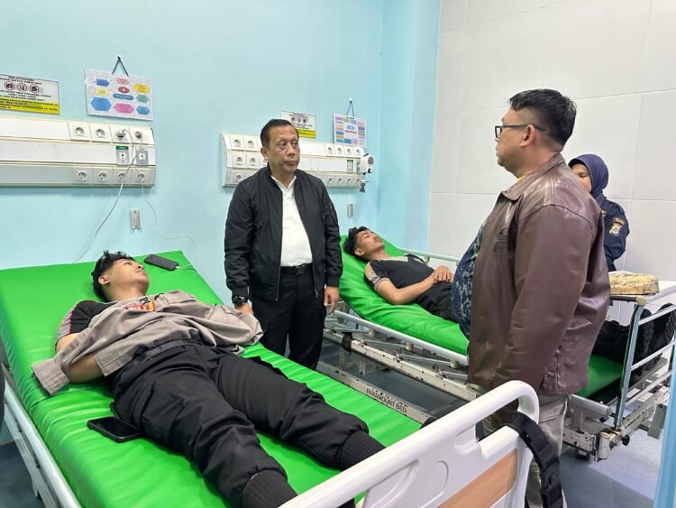 Kapolda Kaltara Jenguk 6 Personel Polres Tarakan Korban Insiden Penyerangan