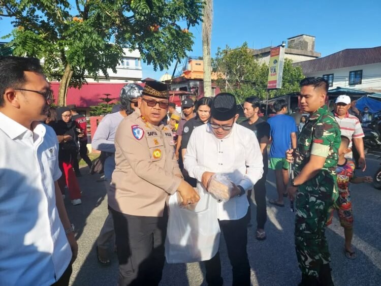 Kepedulian, Wakil Wali Kota Tarakan Berbagi Takjil Dengan Masyarakat