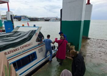 Sat Polairud Polres Tarakan Lakukan Pengamanan dan Bantu Penumpang Keberangkatan Speedboat di Pelabuhan SDF