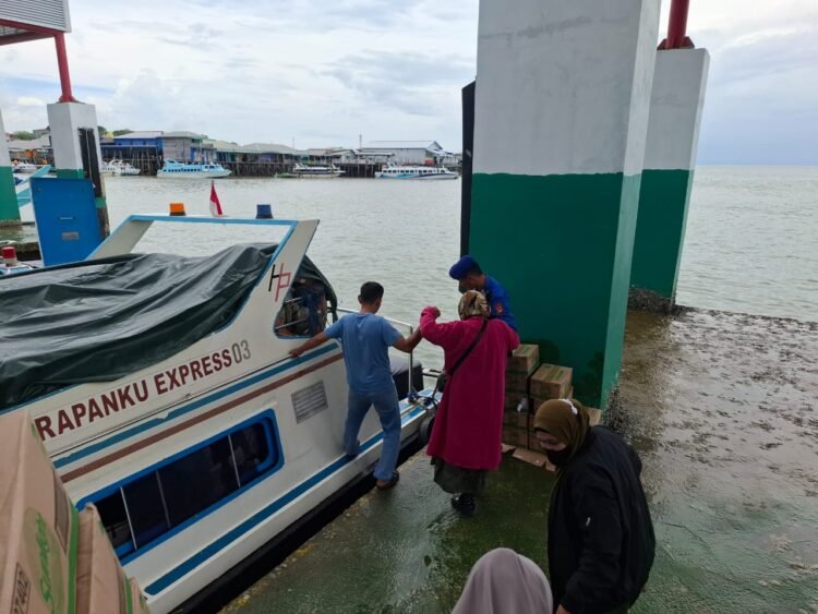 Sat Polairud Polres Tarakan Lakukan Pengamanan dan Bantu Penumpang Keberangkatan Speedboat di Pelabuhan SDF