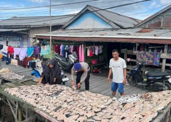 Peduli UMKM, Personel Sat Polairud Polres Tarakan Bantu Nelayan Penjemuran Ikan Asin