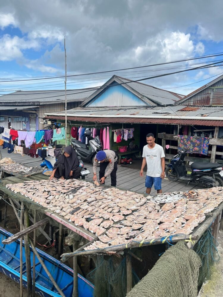 Peduli UMKM, Personel Sat Polairud Polres Tarakan Bantu Nelayan Penjemuran Ikan Asin