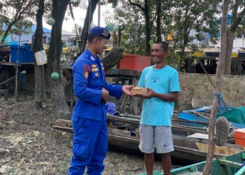 Satpolairud Polres Tarakan Berbagi Takjil ke Warga Pesisir, wujud nyata kepolisian berbagi kebahagiaan di bulan Ramadhan.