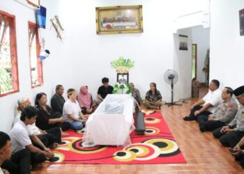 Kapolda Kaltara Bersama Jajaran Sambangi Kediaman Personel Berduka di Teluk Selimau