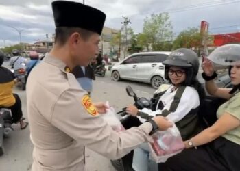 Berbagi Semangat Ramadhan, Polda Kaltara dan Mahasiswa Universitas Kaltara Bagikan Takjil Gratis di Jalan Sengkawit