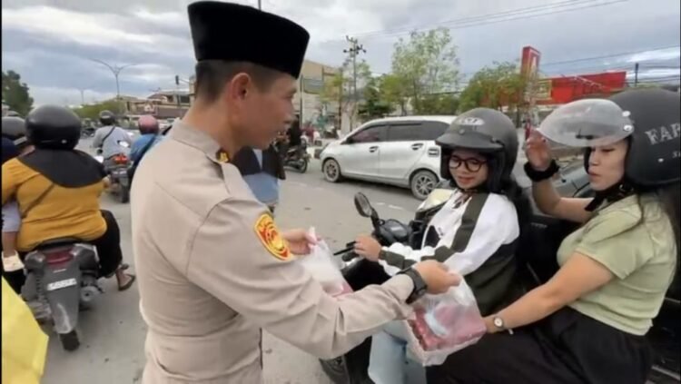 Berbagi Semangat Ramadhan, Polda Kaltara dan Mahasiswa Universitas Kaltara Bagikan Takjil Gratis di Jalan Sengkawit
