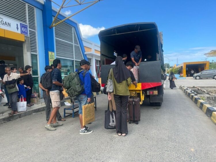 Brimob Polda Kaltara Bantu Angkut Pemudik di Pelabuhan SDF Selama Operasi Ketupat Kayan 2025