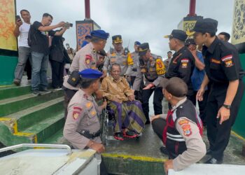 Kapolres Tarakan Bantu Pemudik di Pelabuhan Tengkayu I