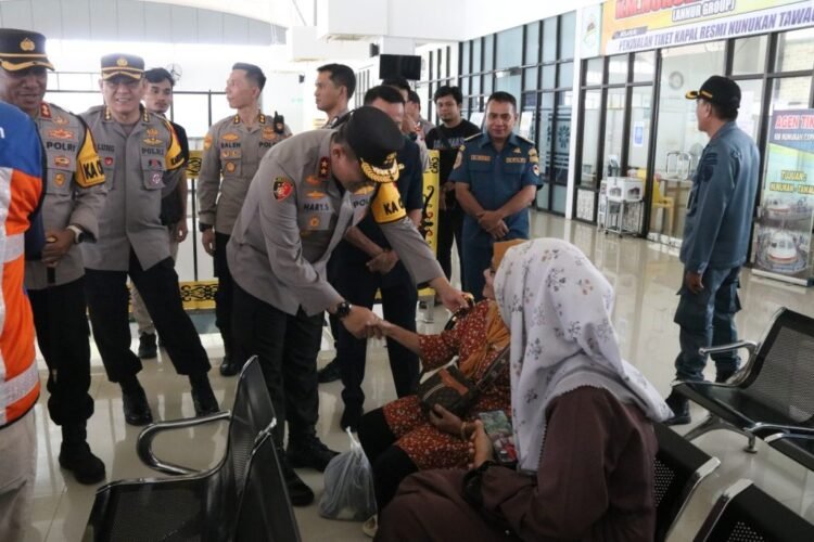 Kapolda Kaltara Sapa Pemudik di Pelabuhan Malundung Tarakan, Doakan Perjalanan Lancar dan Aman