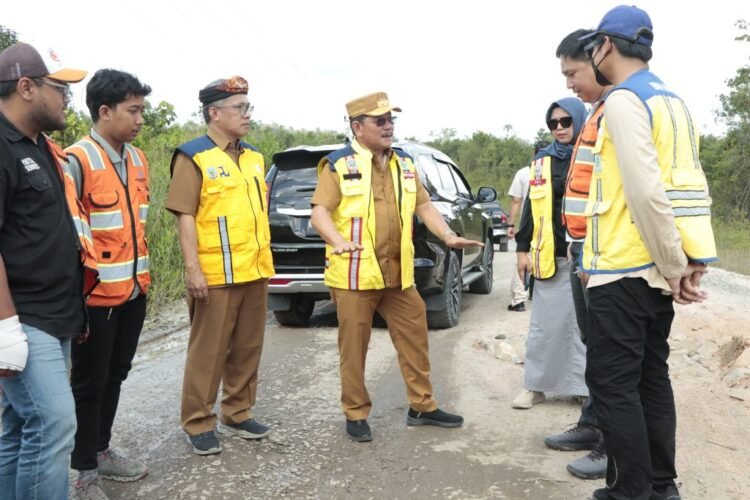 Tinjau Akses Infrastruktur, Wagub Harapkan Kontribusi Perusahaan Perbaiki Jalan Rusak