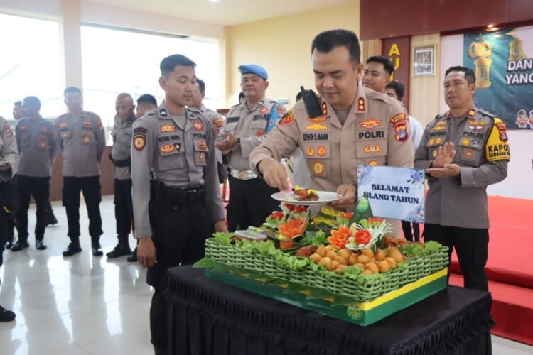 Polres Tarakan Menggelar Kegiatan Halal Bihalal Hari Raya Idul Fitri 1446 H, Dirangkaikan Dengan Syukuran Ulang Tahun Bagi Personel yang Lahir di Bulan April