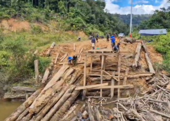 Pasca Diterjang Banjir, Jembatan Penghubung di Krayan Barat Kembali Dibangun
