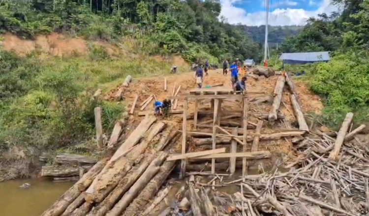 Pasca Diterjang Banjir, Jembatan Penghubung di Krayan Barat Kembali Dibangun