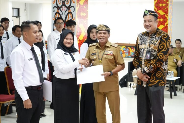 Serahkan SK CPNS, Gubernur Pesan Jaga Integritas ASN