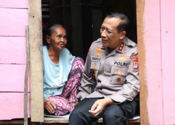 Hangatnya Momen Kapolda Kaltara Bersama Nenek Maimunah di Tengah Pemulihan Pascabanjir
