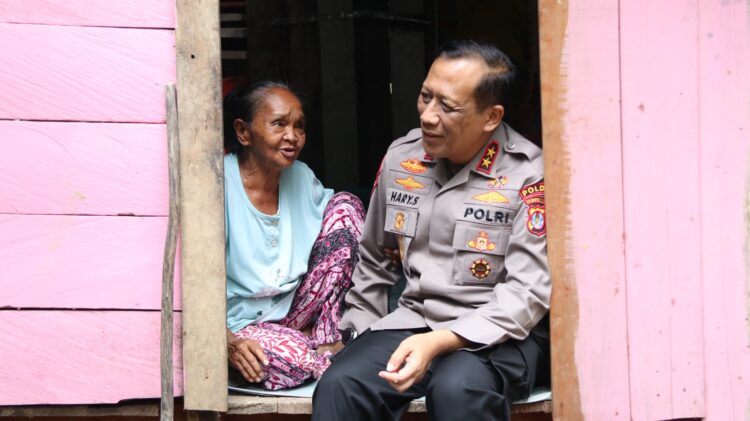 Hangatnya Momen Kapolda Kaltara Bersama Nenek Maimunah di Tengah Pemulihan Pascabanjir