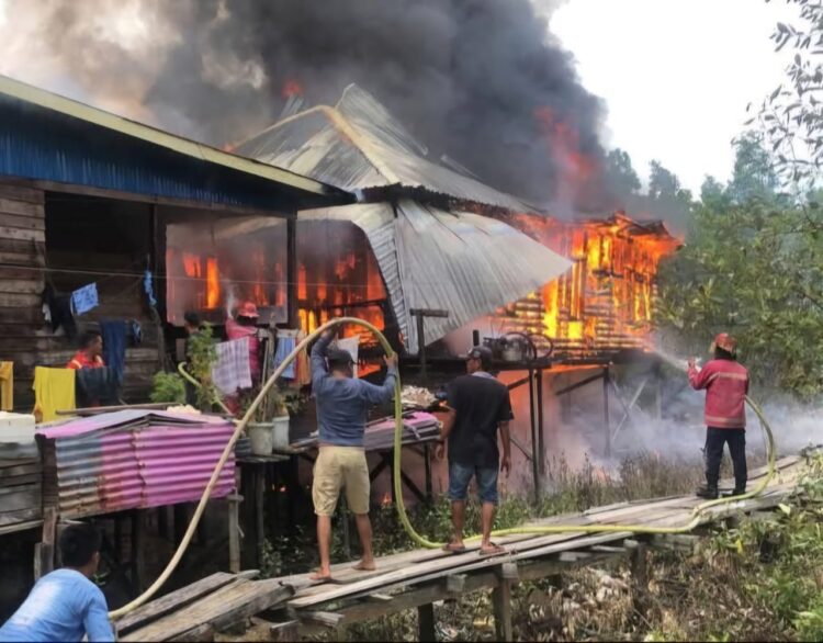 Respons Cepat Damkar Atasi Dua Kebakaran di Sebatik pada Hari yang Sama