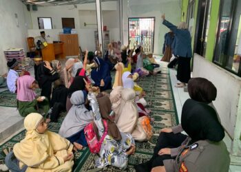 Sentuhan Humanis Polwan Polres Tarakan: Terangi Langkah Anak-anak Selumit Pantai Belajar Mengaji